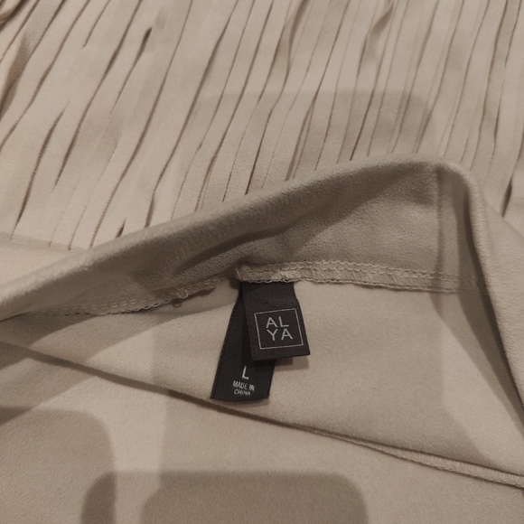 Beige fringe skirt. - Picture 2 of 4